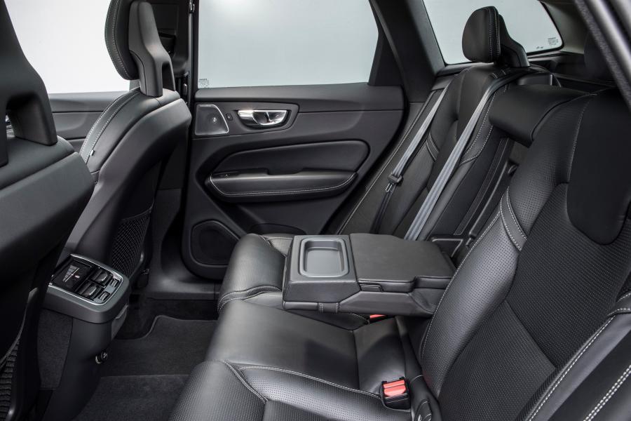 Интерьер Volvo XC60 D4 Inscription 2017 года  (UK) (фото 104 из 172)